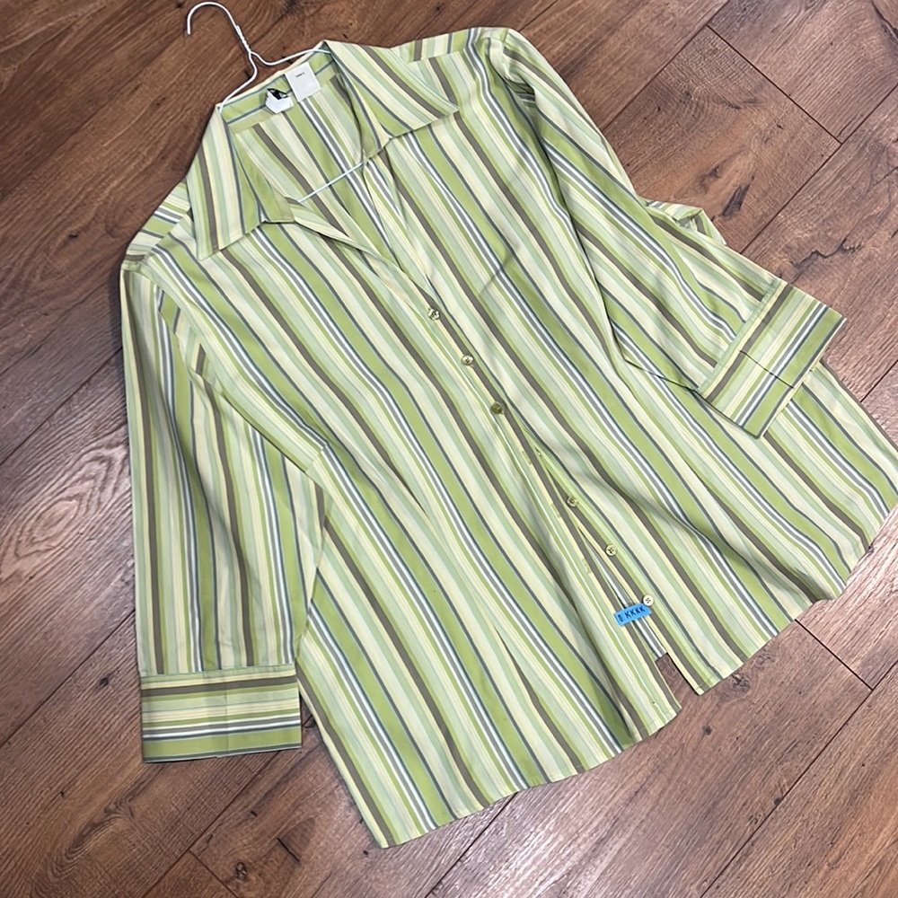 Button down shirt- like new - Picture 2 of 10